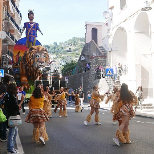 Il Gran Carnevale di Maiori spazza via le ansie della pandemia, premiati tutti carri e balletti 