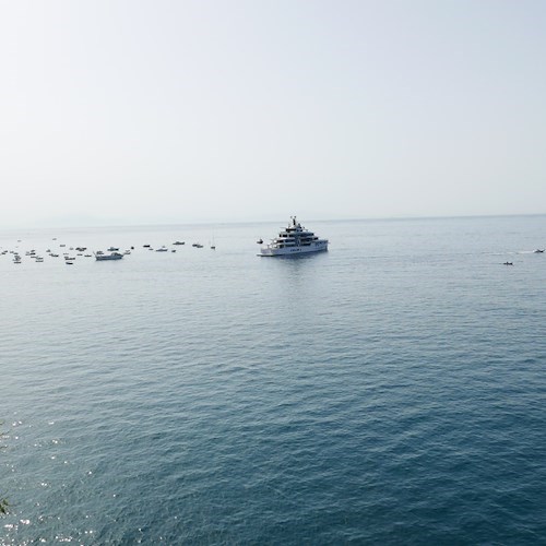 In Costa d'Amalfi arriva Joy: rifornimento a Maiori per il superyacht di lusso e poi in rotta verso Amalfi /FOTO e VIDEO