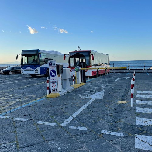 In Costa d’Amalfi bus lasciano persone a terra o girano vuoti. A quando sistema di prenotazione per garantire posto ai viaggiatori?