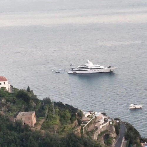 In Costa d'Amalfi ecco "Madsummer", yacht di lusso da 95 metri con elicottero / FOTO 