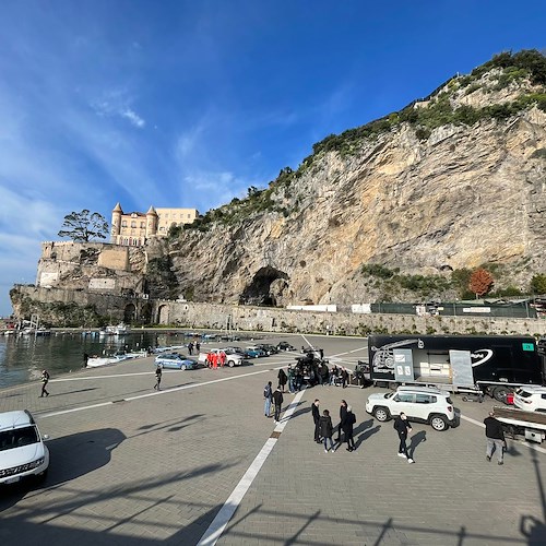 In Costa d'Amalfi le riprese aggiuntive della serie "Ripley", troupe a Maiori e ciak sulla SS163 
