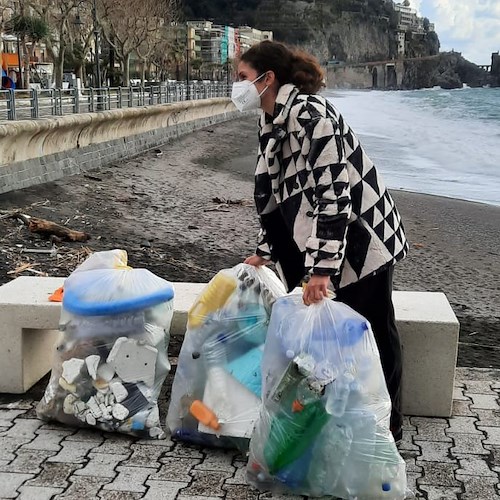 In spiaggia per rimuovere plastiche e rifiuti, l'eleganza tradisce la giovane stilista di Maiori /Foto