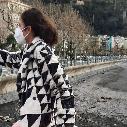 In spiaggia per rimuovere plastiche e rifiuti, l'eleganza tradisce la giovane stilista di Maiori /Foto