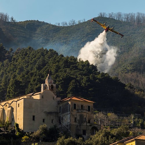 Incendio a Tramonti, in corso le operazioni di spegnimento /Foto Walter Campisi /video Positano TV