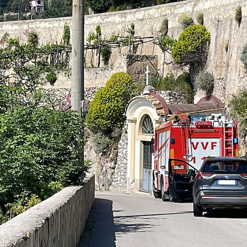 Incendio ad Erchie, fiamme all'interno della torre La Cerniola: vigli del fuoco in azione / FOTO-VIDEO 