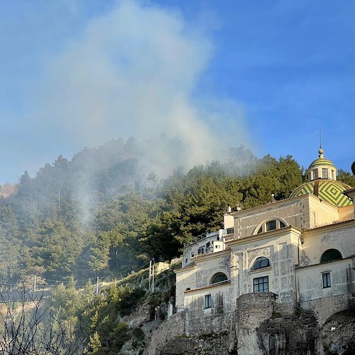 Incendio non ancora domato a Maiori, alta colonna di fumo sul territorio / FOTO