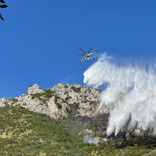 Incendio quasi domato a Maiori: l'elicottero ha fatto più di venti lanci /FOTO