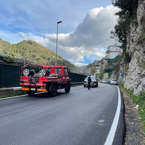 Incendio sul ciglio della SP2 a Maiori, quadro elettrico in fiamme