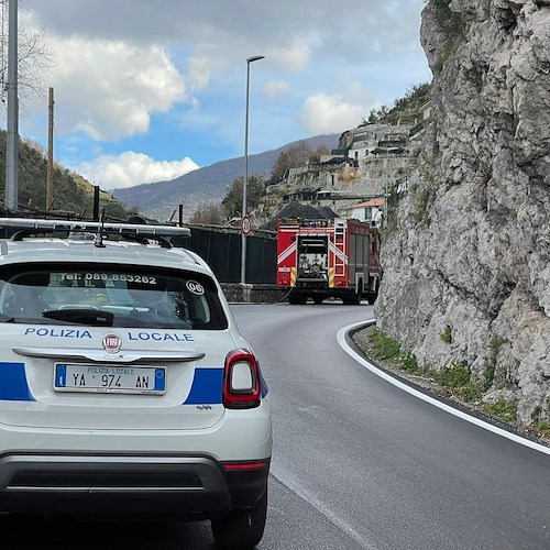 Incendio sul ciglio della SP2 a Maiori, quadro elettrico in fiamme