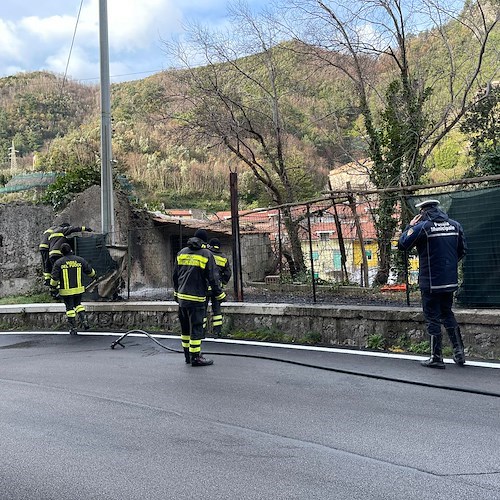 Incendio sul ciglio della SP2 a Maiori, quadro elettrico in fiamme