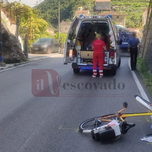 Incidente a Maiori, furgone urta bicicletta elettrica: uomo finisce sull'asfalto