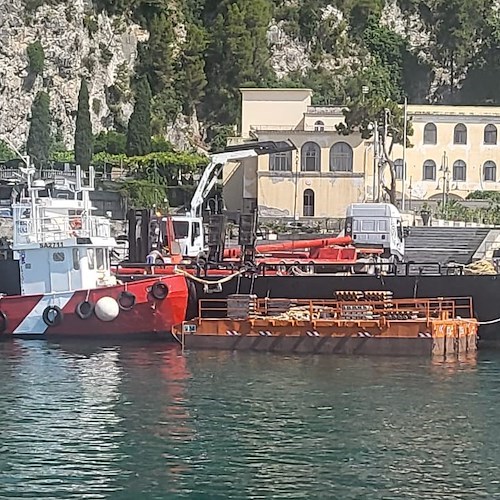 Incidente a Maiori: grosso tubo cade dal carico di un camion e danneggia imbarcazione e ringhiera 
