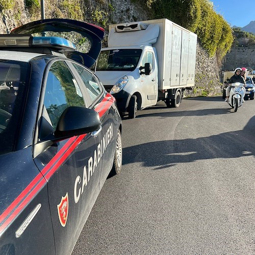 Incidente a Minori, scooter finisce sull’asfalto: traffico in tilt in Costa d'Amalfi 