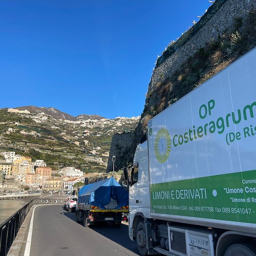 Incidente a Minori, scooter finisce sull’asfalto: traffico in tilt in Costa d'Amalfi 