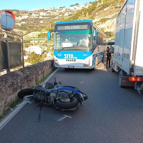 Incidente a Minori, scooter finisce sull’asfalto: traffico in tilt in Costa d'Amalfi 