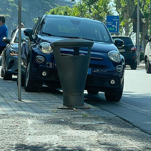 Inciviltà a Maiori, auto parcheggiate sul marciapiede accanto a fermata Sita 