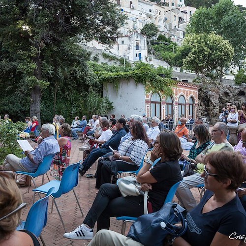 ..incostieraamalfitana.it 2023 omaggia Neruda, Battisti, Troisi. Dal 19 maggio al 16 luglio le Notti del Libro