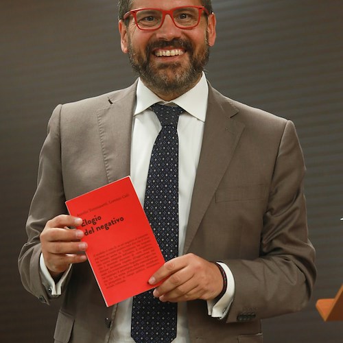 L'ex rettore Unisa Aurelio Tommasetti presenta il libro "Elogio del Negativo" a Maiori