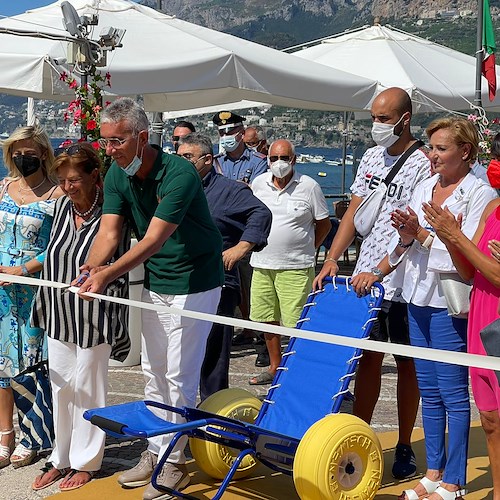 L'Inner Wheel Costiera Amalfitana dona a Maiori una "sedia job" per l'accesso al mare dei disabili