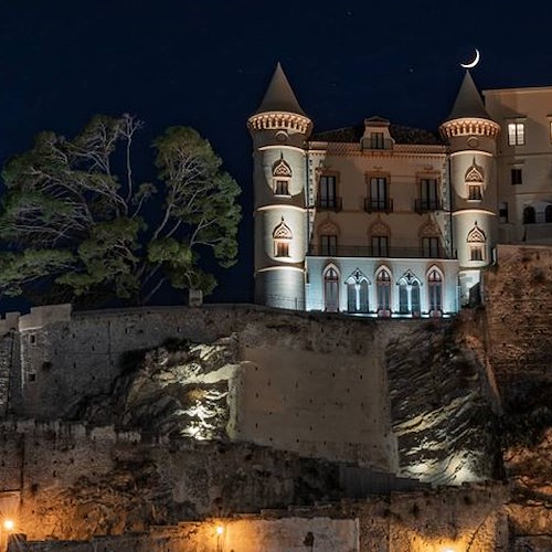 La luna sul Castello Miramare a Maiori, nello scatto di Peppe Anastasio