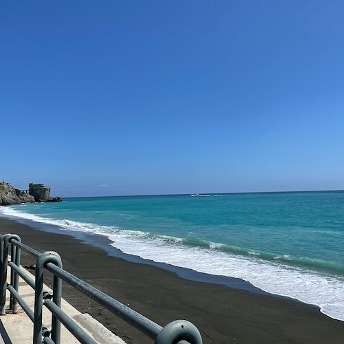 La spiaggia di Maiori sempre più sottile, “Idea Comune”: «Bisognava partecipare a bando ripascimento del Ministero»