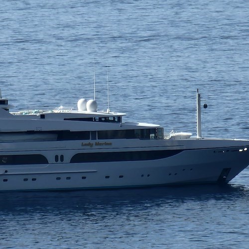 “Lady Marina” affascina la Costa d’Amalfi con i suoi oltre 60 metri e 3 piani di maestosità /VIDEO e FOTO