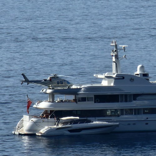 “Lady Marina” affascina la Costa d’Amalfi con i suoi oltre 60 metri e 3 piani di maestosità /VIDEO e FOTO