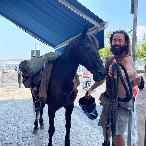 Lascia tutto e gira l’Italia a cavallo: Cristian Moroni è giunto in Costa d’Amalfi con la sua Furia /FOTO e VIDEO