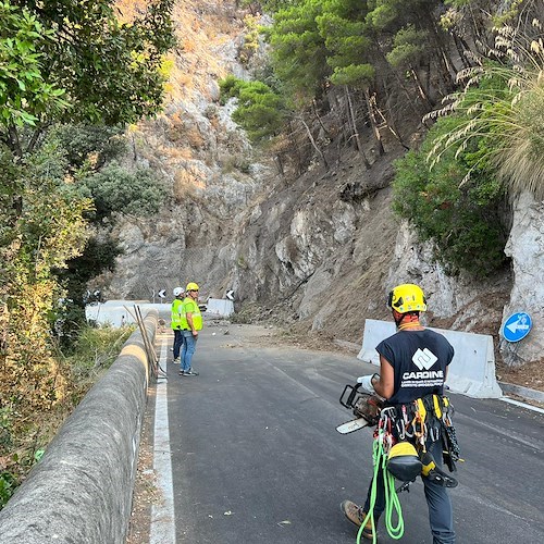 Rocciatori al lavoro a Maiori<br />&copy; Massimiliano D'Uva