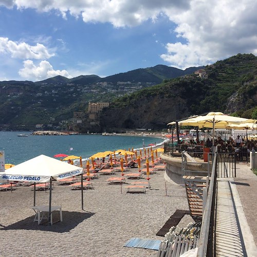 Legambiente: in Campania solo una spiaggia su tre è libera, quattro comuni della Costa d’Amalfi a rischio erosione