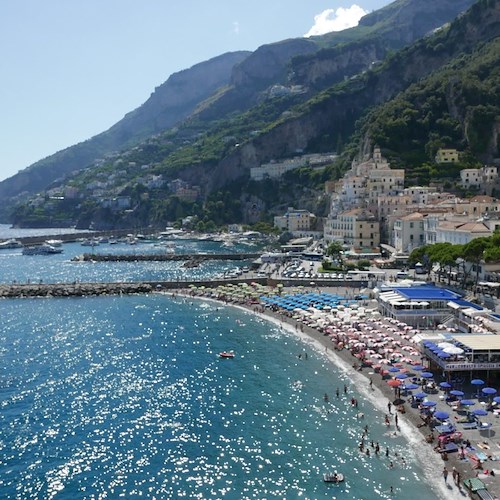 Legambiente: in Campania solo una spiaggia su tre è libera, quattro comuni della Costa d’Amalfi a rischio erosione