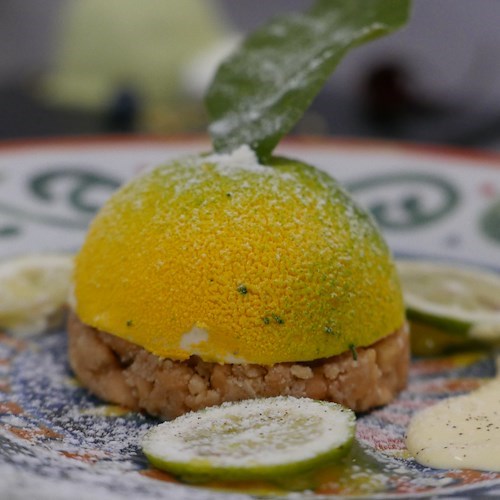 Lorella Napoli torna nella pasticceria di famiglia in Costa d'Amalfi con il suo dolce "Limone e Pepe" 