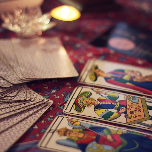 Magia e cartomanzia: la storia, le differenze e la diffusione delle “pratiche esoteriche”