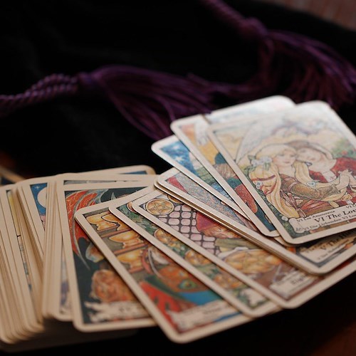 Magia e cartomanzia: la storia, le differenze e la diffusione delle “pratiche esoteriche”