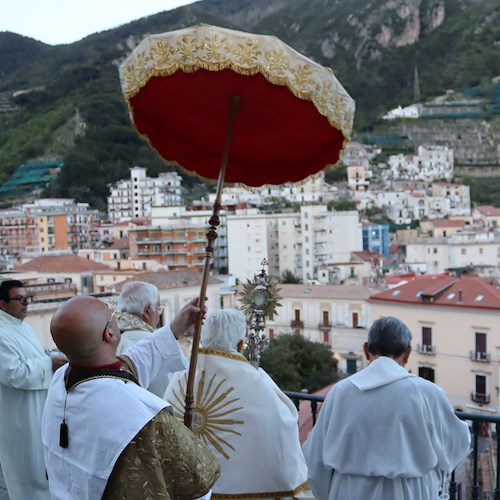 Maiori, 11 giugno il Corpus Domini: Don Nicola invita a partecipare e ornare i balconi per accogliere Gesù