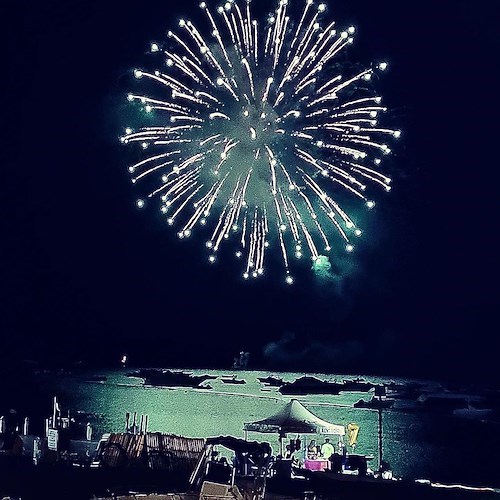 Maiori, alla Torre Normanna il party di Steven Spielberg: per il gran finale dolci di Sal De Riso e fuochi d'artificio