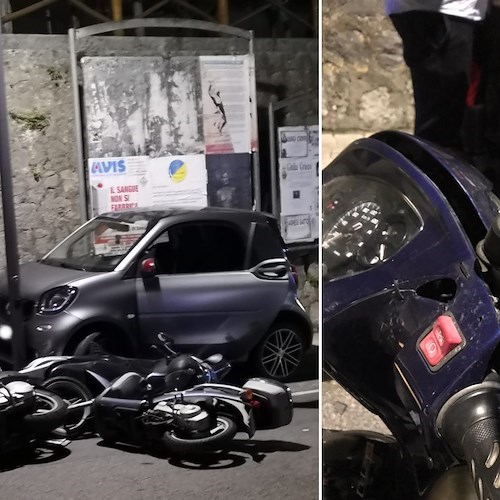 Maiori, auto esce fuori strada e investe 6 scooter in sosta. Nessun ferito /FOTO