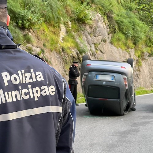 Maiori, auto si ribalta sulla Statale Amalfitana: illeso il conducente /foto