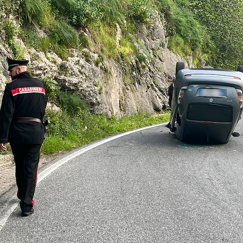 Maiori, auto si ribalta sulla Statale Amalfitana: illeso il conducente /foto