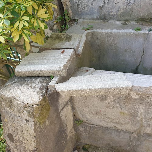 Maiori, brutta sorpresa per i residenti: antico lavatoio danneggiato in via Sordella /FOTO