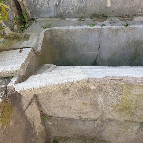 Maiori, brutta sorpresa per i residenti: antico lavatoio danneggiato in via Sordella /FOTO