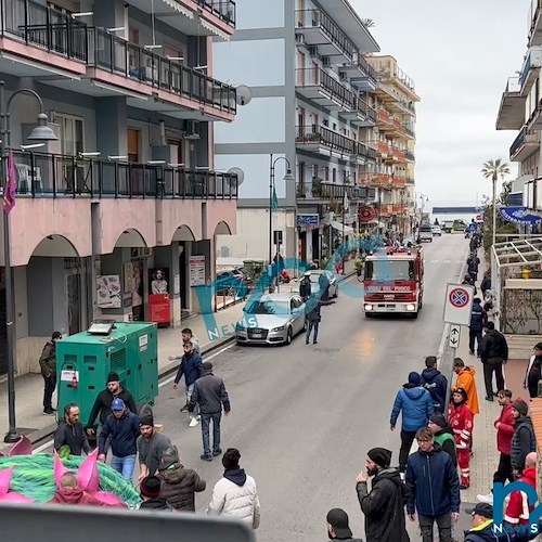 Maiori, carro allegorico si ribalta durante la manovra. Nessun ferito [FOTO e VIDEO]