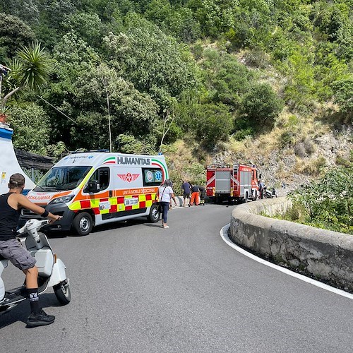 Maiori: due turiste precipitano per 15 metri sotto la Statale. Miracolosamente vive, trasferite in elicottero all'ospedale