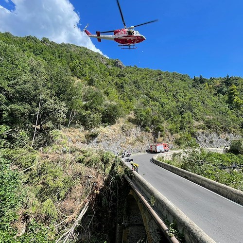 Maiori: due turiste precipitano per 15 metri sotto la Statale. Miracolosamente vive, trasferite in elicottero all'ospedale
