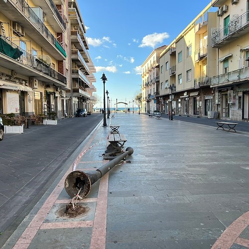 Maiori, forte vento sradica pensilina al lungomare, palo della luce si abbatte in Corso Reginna /foto /video