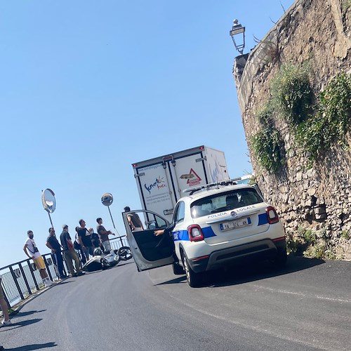 Maiori: furgone impatta contro scooter sulla "Torricella", autista non avrebbe rispettato il rosso