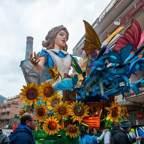 Maiori, gli “Ads” si aggiudicano il Carnevale con “L'isola che non c'è”. Malcontento per non aver rinviato votazioni