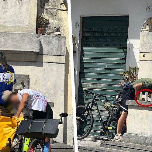 Maiori, gruppo di ciclisti si lava i capelli nella fontana monumentale di piazza Raffaele D'Amato