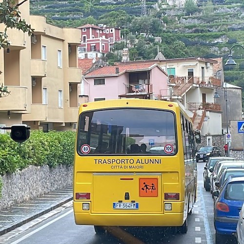 Maiori, «I nostri figli perdono 20 minuti al giorno per prendere lo scuolabus»: dalle frazioni la protesta dei genitori 