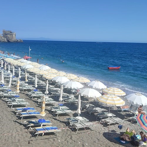 Maiori, il posto sulla spiaggia libera attrezzata comunale si può prenotare e pagare online